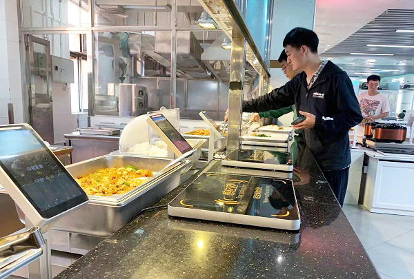 稱重自助餐走進(jìn)學(xué)校 讓人抵抗不了的自助餐模式！